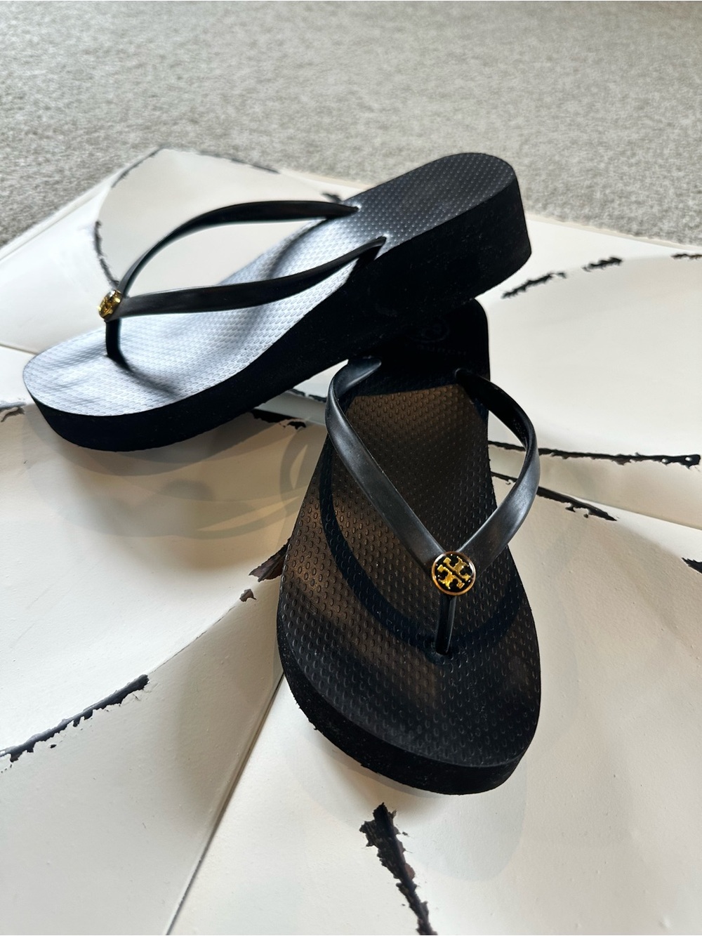 Authentic Tory Burch Black Flip Flop Sandals with Gold Logo Medallion - Picture 2 of 3